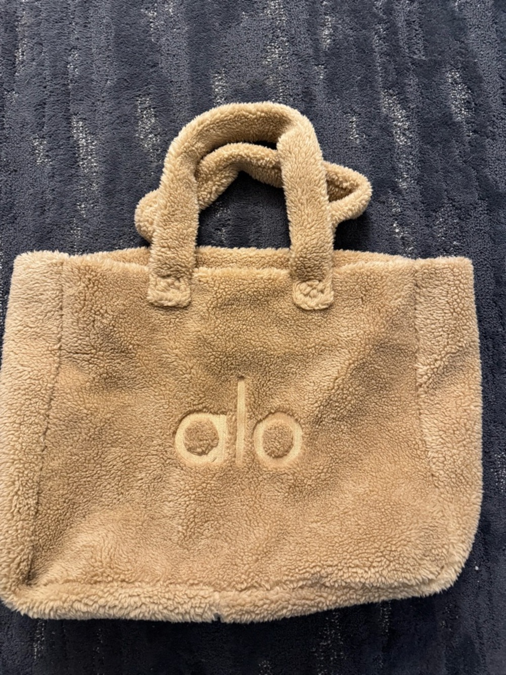 Alo Sherpa Tote Bag in Camel